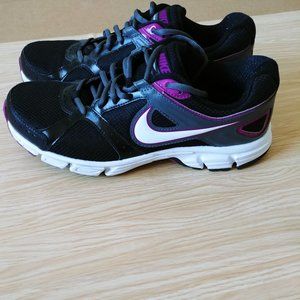WOMENS NIKE SIZE 11